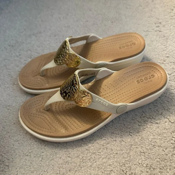 Crocs Women's White and Gold Sandals- Size 7- Like New - Picture 8 of 8